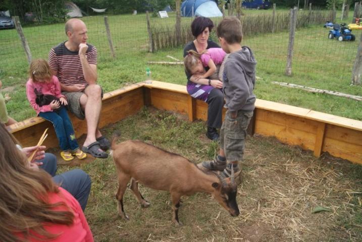 ホテル Camping Les Arbois Montjay  エクステリア 写真